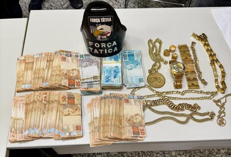 Operação Refac prende três homens em Várzea Grande com joias, drogas e mais de R$ 50 mil em espécie.