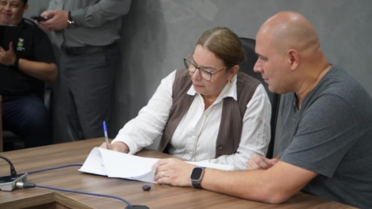Prefeito Abílio Brunini sanciona quatro leis da vereadora Paula Calil em Cuiabá, incluindo a Festa do Pari no calendário oficial