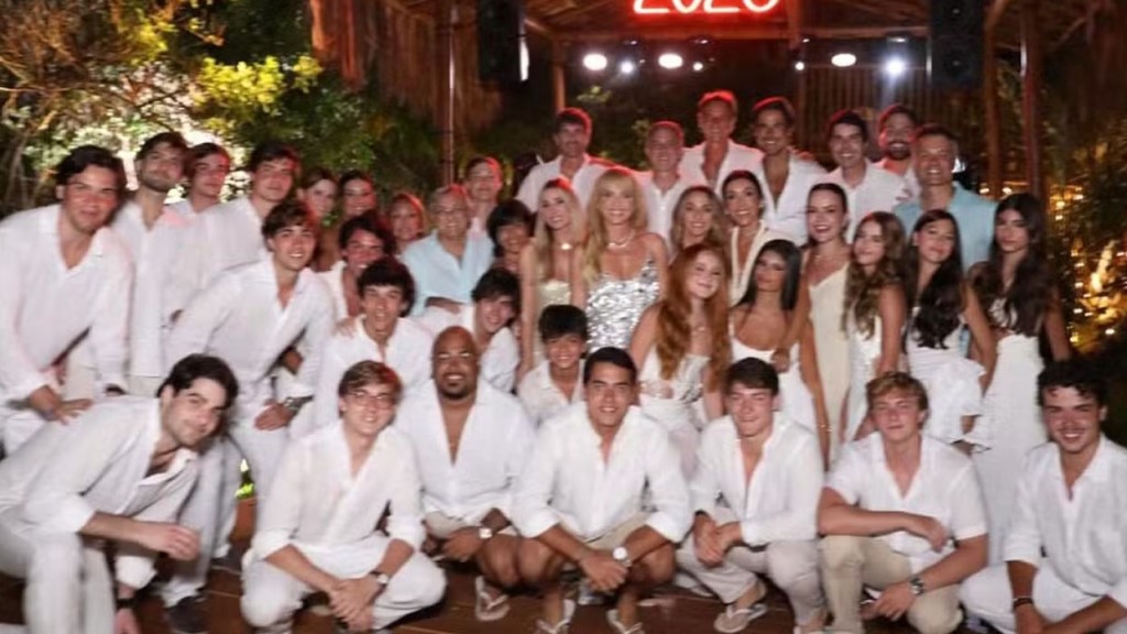 Angélica curte viagem na Bahia e celebra: ‘Cercada de amor, amigos e muita alegria’