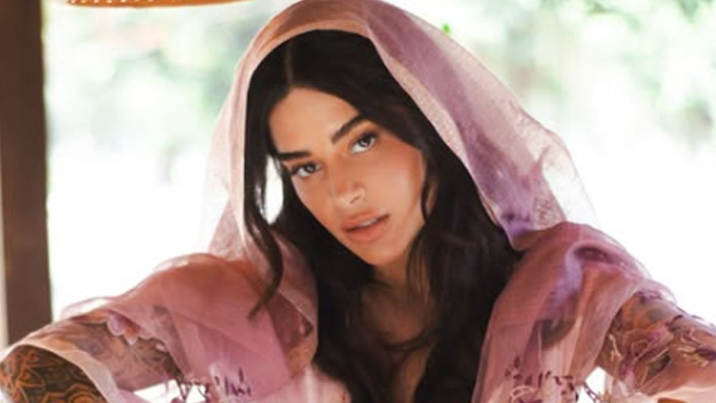 Aline Campos mostra habilidade em talento artístico: ‘INVOCAÇÃO À CHAMA VIOLETA ‘