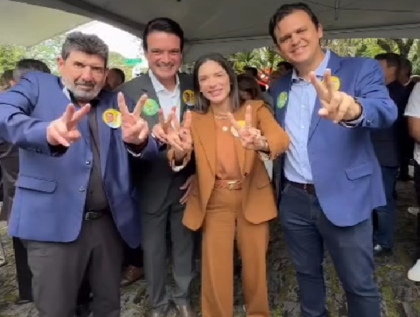 Em São Paulo, Janaina e deputados do MDB declaram apoio a Flávio Bolsonaro